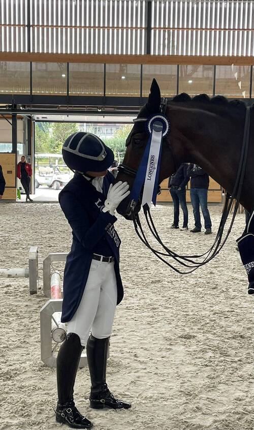 Estelle Wettstein gewinnt an der Schweizer Meisterschaft Dressur bei der Elite Bronze mit QUATERBOY (Bild: Team Wettstein).