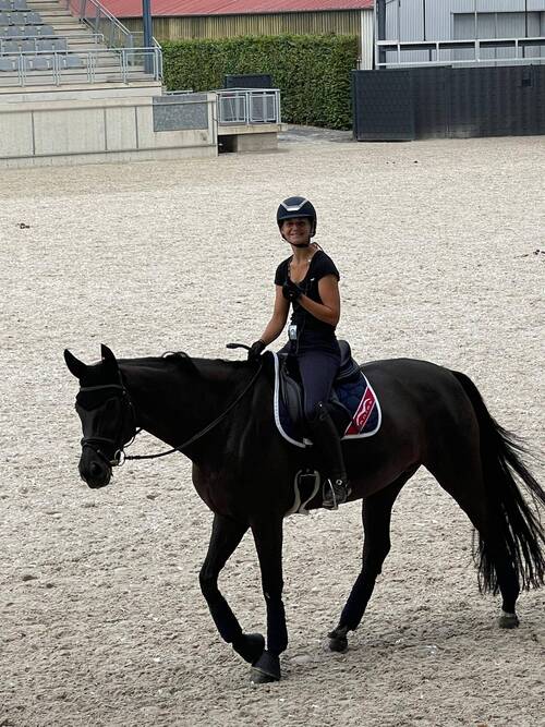 Estelle Wettstein und West Side Story OLD im ersten lockeren Training auf dem CHIO-Gelände (Bild: Team Wettstein, 2021)