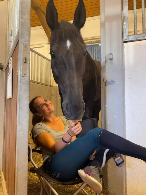 Estelle und "Westi" sind entspannt vor dem Flug nach Tokio an die Olympiade (Bild: Team Wettstein)